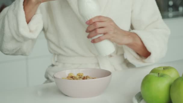 Крупный план женщины в халатах, готовящей завтрак на домашней кухне — стоковое видео