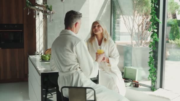 Ältere Paare genießen gemeinsam das Frühstück, während sie Zeit in der Küche verbringen — Stockvideo