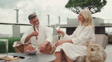 Lüks otellerde rahatlarken şampanya içen olgun bir çift. 