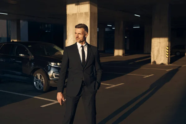 주차장을 걷고 있는 자신있는 장성 한 남자 — 스톡 사진