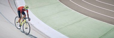 Spor elbiseli bir adamın açık havada bisiklet sürüşünün en iyi görüntüsü.