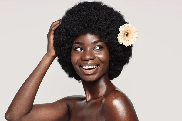 Portré gyönyörű fiatal afrikai nő megható haj és mosolygós — Stock Fotó