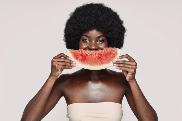 Portré gyönyörű fiatal afrikai nő kezében szelet görögdinnye közel arc — Stock Fotó