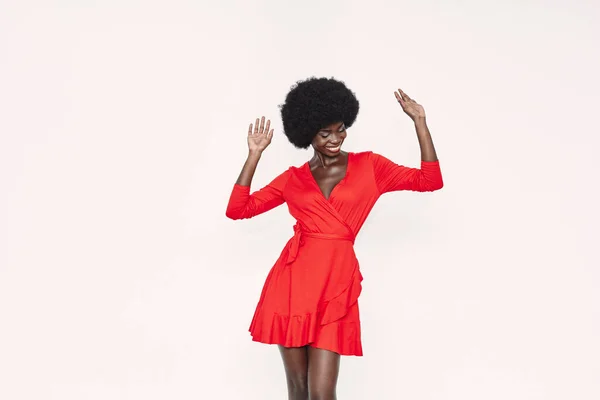 穿着红衣服、背对着背景跳舞的美丽的非洲女人 — 图库照片