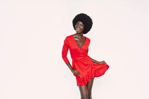 穿着红衣服、背对着背景跳舞的美丽的非洲女人 — 图库照片