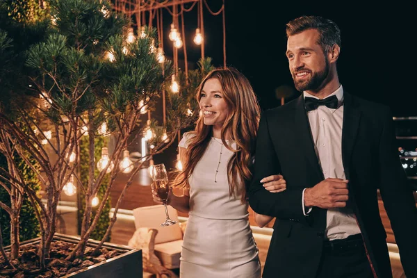 Mooi jong paar in formalwear besteden tijd op nacht partij — Stockfoto