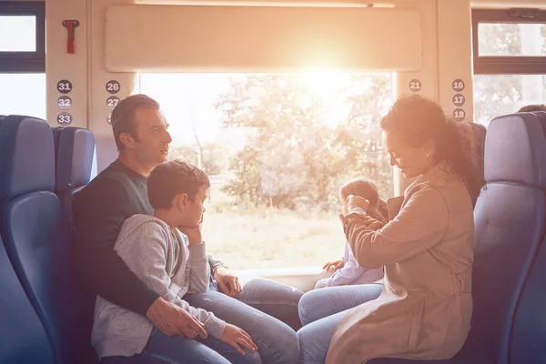 Rodina se dvěma malými dětmi si užívá společnou cestu vlakem — Stock fotografie