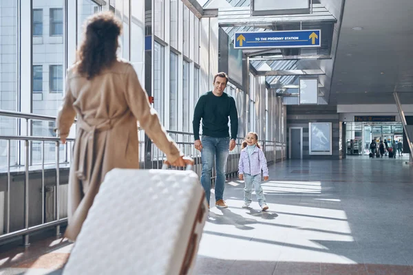 Feliz padre con una niña conociendo esposa en la terminal del aeropuerto —  Fotos de Stock