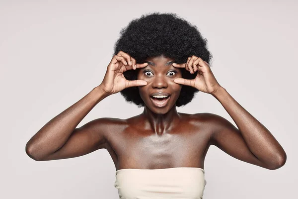 Güzel bir Afrikalı kadının portresi. Yüzüne dokundu ve şaşırdı. — Stok fotoğraf