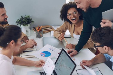 Akıllı gündelik giyinen kendine güvenen gençlerin üst düzey görüşü ofiste toplantı yaparken iş tartışmaları giymeleridir.