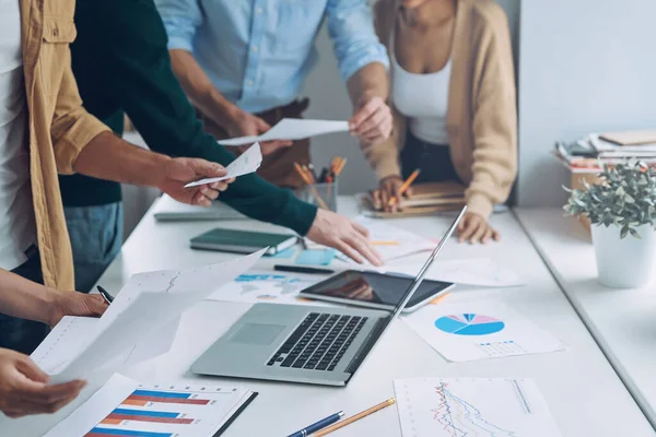 Primo piano di persone moderne in smart casual analisi dei dati, pur avendo riunione in ufficio — Foto Stock