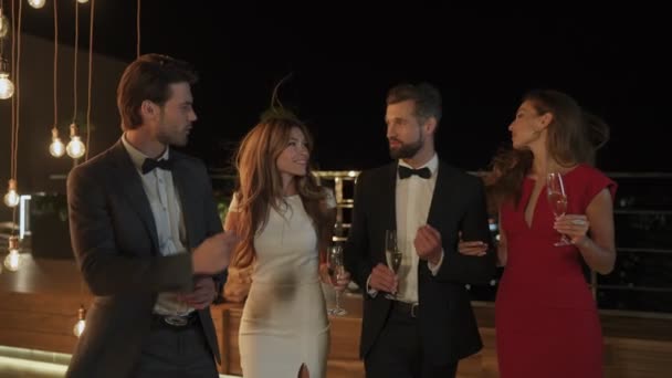Dua pasangan yang indah berkomunikasi Menghabiskan waktu pada pesta mewah — Stok Video