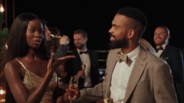 Güzel genç Afrikalı çift gece partisinde gülümsüyor. 