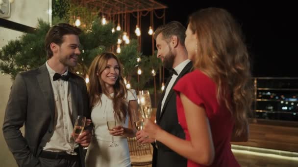 Dos hermosas parejas comunicándose y pasando tiempo en una fiesta de lujo — Vídeos de Stock