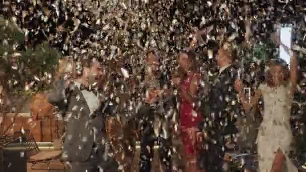 Grupa szczęśliwych ludzi tańczy i bawi się razem z konfetti — Wideo stockowe