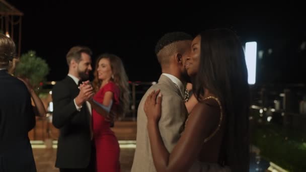 Beaux jeunes gens dansant et souriant tout en passant du temps sur la fête de luxe — Video