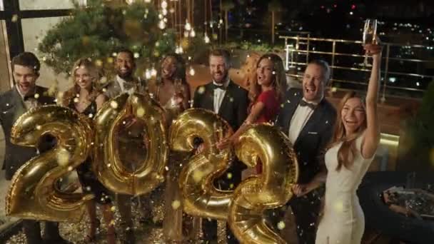 Grupo de personas hermosas que llevan números de color oro celebrando el Año Nuevo — Vídeos de Stock