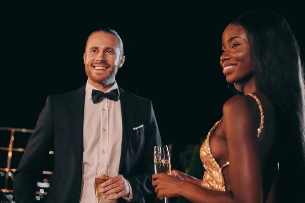 Schönes junges Paar in Formalbekleidung verbringt Zeit auf Nachtparty — Stockfoto