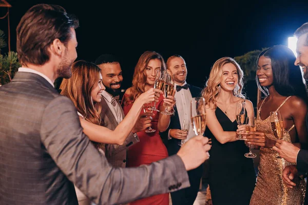 Gruppe von Menschen in Formalbekleidung kommunizieren und lächeln, während sie Zeit auf einer Luxusparty verbringen — Stockfoto