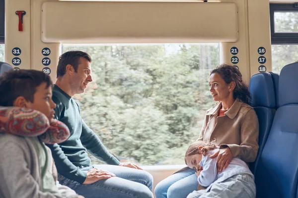 Gezin met twee kleine kinderen genieten van treinreis samen — Stockfoto