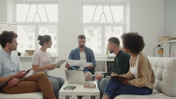 Αυτοπεποίθηση επιχειρηματική ομάδα έχουν συνάντηση, ενώ κάθεται στο γραφείο μαζί — Αρχείο Βίντεο