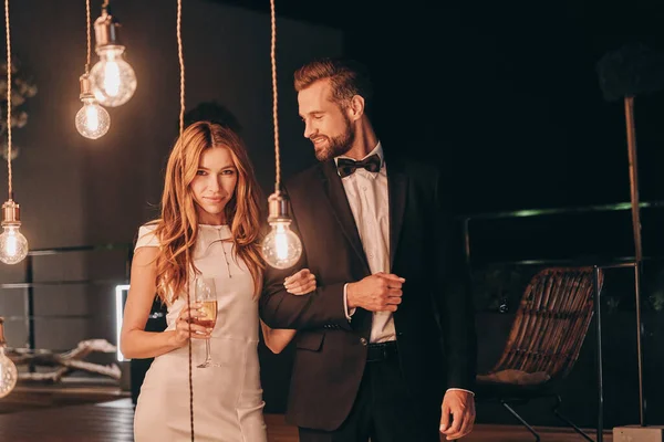 Belo jovem casal em formalwear passar tempo no noite festa — Fotografia de Stock