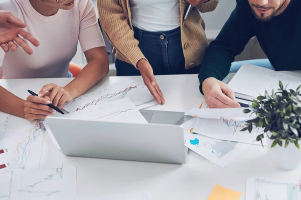 Vista superior de cerca de las personas modernas en el análisis casual inteligente de datos mientras se reúnen en la oficina — Foto de Stock