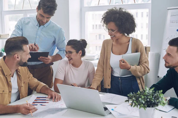 Gruppo di giovani fiduciosi in abbigliamento casual intelligente discutere di affari pur avendo riunione in ufficio — Foto Stock