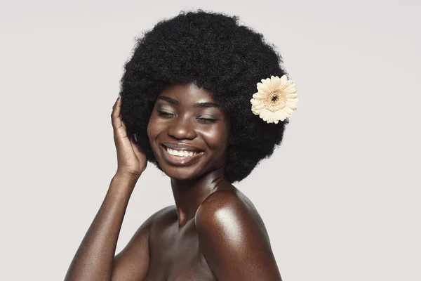 Egy gyönyörű fiatal afrikai nő portréja, aki csukott szemmel mosolyog. — Stock Fotó