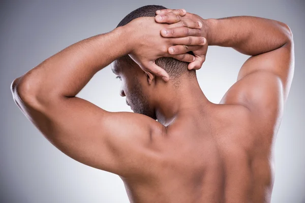 Hombre africano cogido de la mano detrás de la cabeza — Foto de Stock