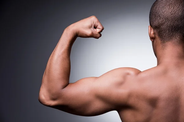 Afrikansk man visar hans bicep — Stockfoto