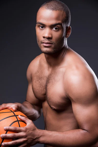 Afrikanischer Mann hält Basketballball — Stockfoto