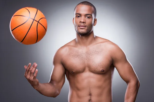 Мужчина без рубашки бросает баскетбольный мяч — стоковое фото