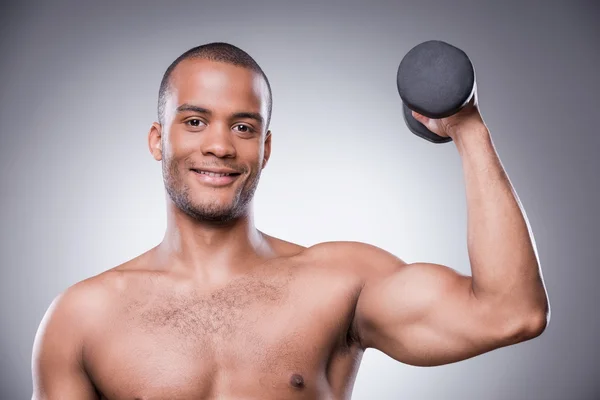 Hombre africano haciendo ejercicio con mancuerna — Foto de Stock