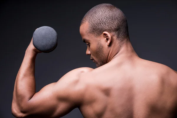 Afrikaanse man uitoefenen met dumbbell — Stockfoto