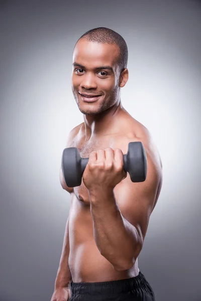 Hombre africano haciendo ejercicio con mancuerna — Foto de Stock