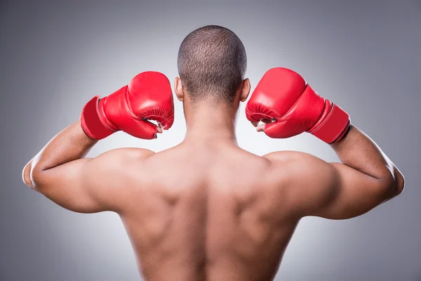 Hombre africano en guantes de boxeo — Foto de Stock