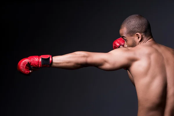 Afrykańskiego człowieka w Rękawice bokserskie — Zdjęcie stockowe