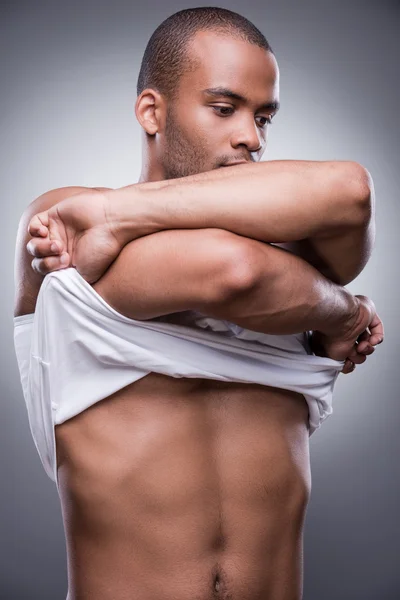 Afrikaanse man zijn tank top opstijgen — Stockfoto