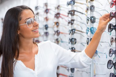 Kadın Güneş gözlükleri optik mağaza seçimi
