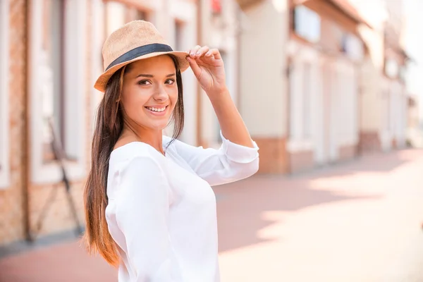 Mujer ajustando su sombrero — Foto de Stock