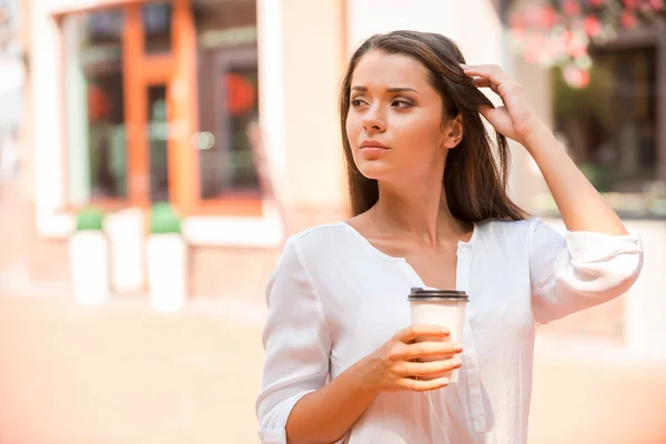 Ung kvinna som håller kaffekopp — Stockfoto