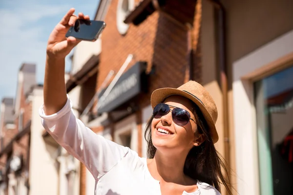 Kadın selfie çekiyor. — Stok fotoğraf