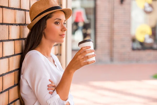 Donna in cappello funky in possesso di tazza con bevanda calda — Foto Stock