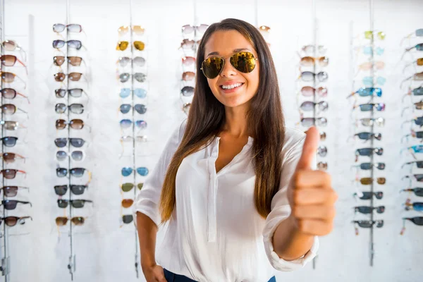 Frau mit Sonnenbrille zeigt Daumen hoch — Stockfoto