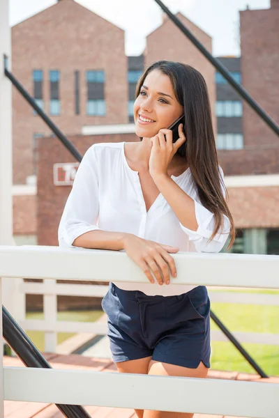 Mujer hablando en el teléfono móvil — Foto de Stock