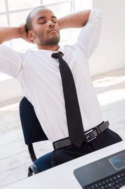 gömlek ve kravat rahat Afrika delikanlı