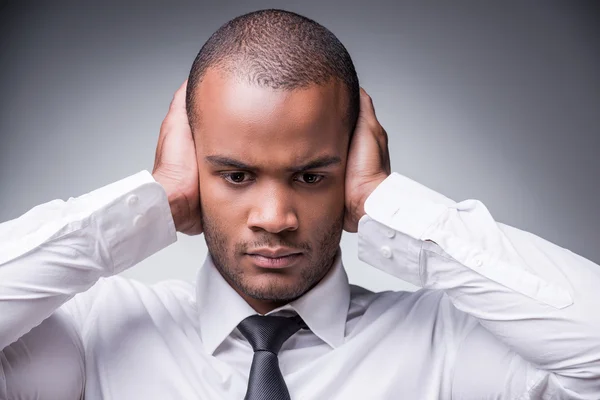 Hombre africano con camisa y corbata cubriendo orejas —  Fotos de Stock