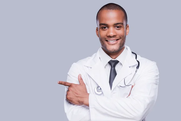 African doctor pointing away — Stock Photo, Image