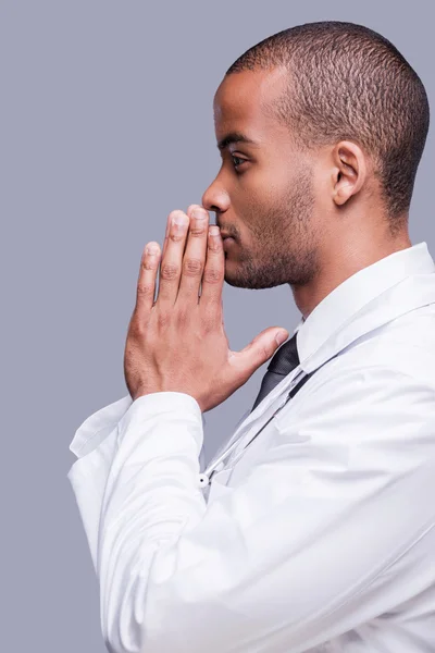 Médico africano de la mano en la barbilla — Foto de Stock